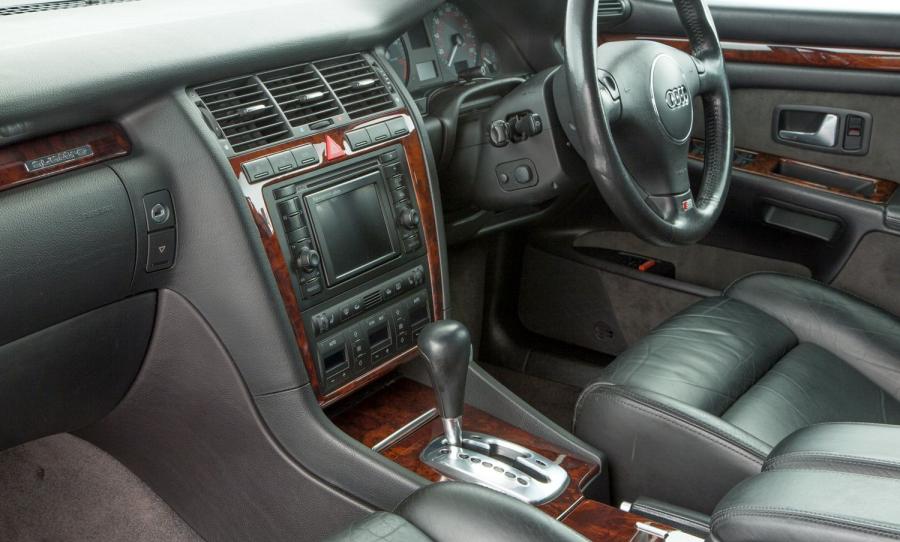 Интерьер Audi S8 (D2) 1999 года  (UK) (фото 23 из 39)